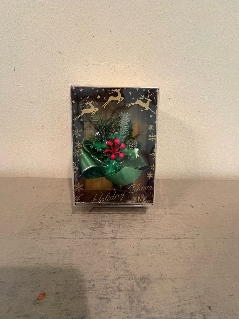 VTG MCM Boxed Holiday Corsage With Plastic Holly,Berries, And Green Bow - Picture 2 of 3